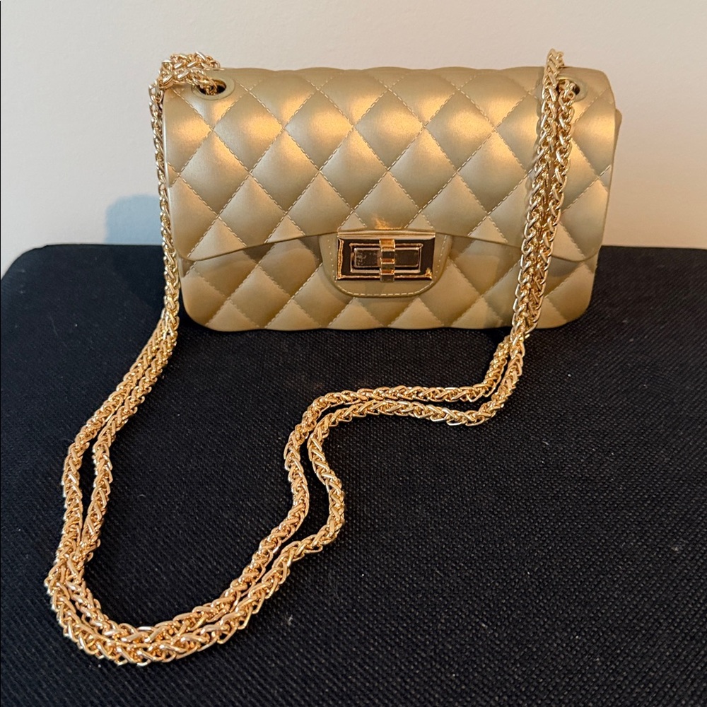 NWOT Elegant Alfa Gold Quilted Shoulder Bag - Picture 3 of 3